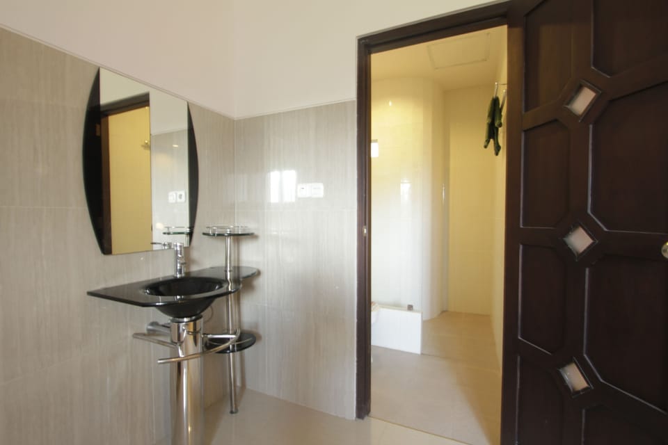 Deluxe Room | Bathroom | Free toiletries, hair dryer, towels