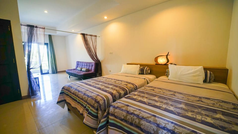 Deluxe Room | In-room safe, desk