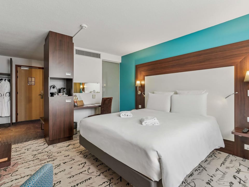 Privilege, Room, 1 Double Bed | Premium bedding, minibar, desk, soundproofing