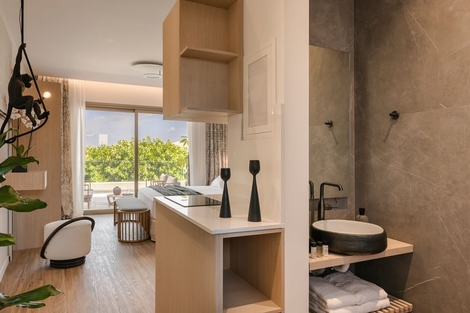 Deluxe Studio Suite | Private kitchen | Oven, espresso maker, freezer