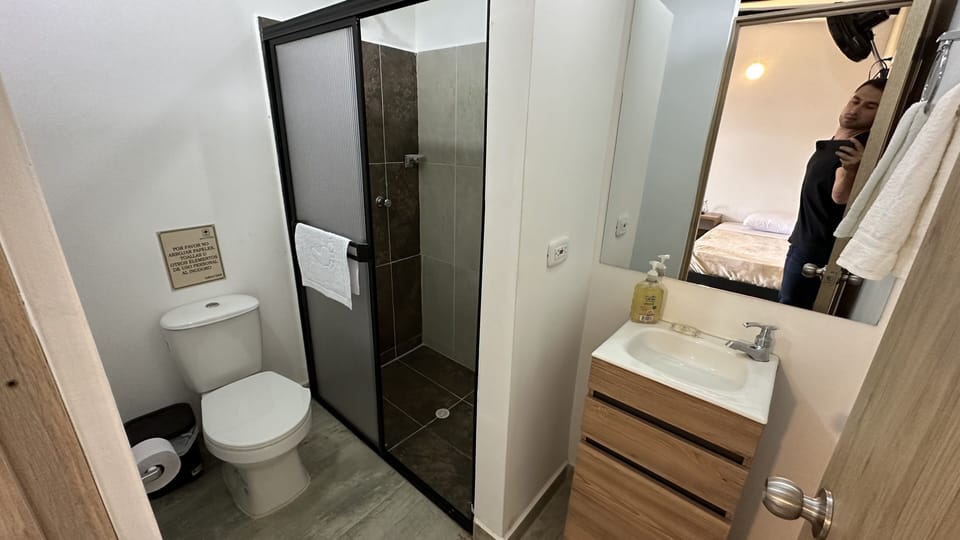 Shower, rainfall showerhead, free toiletries, towels