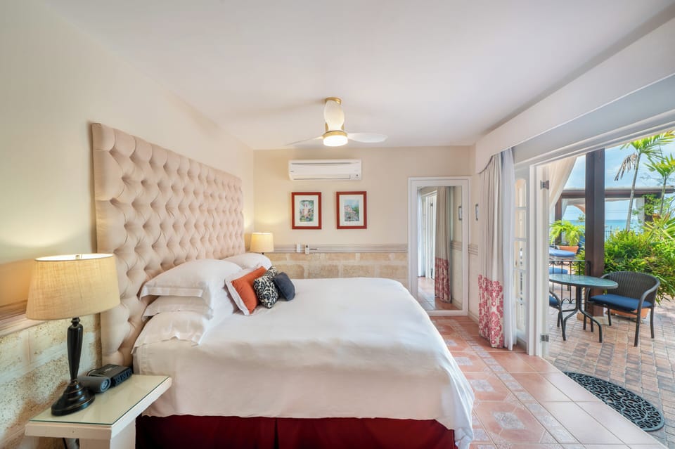 Deluxe Room, 1 King Bed, Partial Sea View, Poolside | Premium bedding, down comforters, pillowtop beds, in-room safe