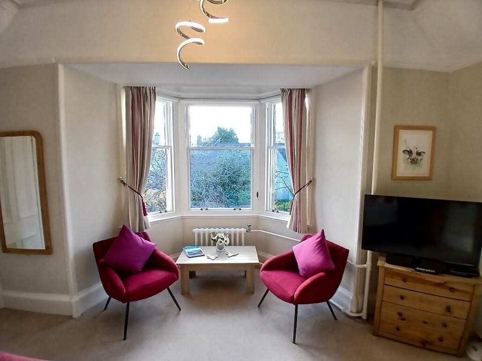 Classic Double or Twin Room | Living area | 24-inch TV with cable channels, DVD player, iPod dock