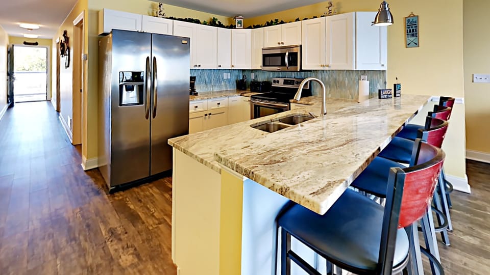 Panoramic Condo, 4 Bedrooms, Lake View | Private kitchen | Full-size fridge, microwave, coffee/tea maker, toaster