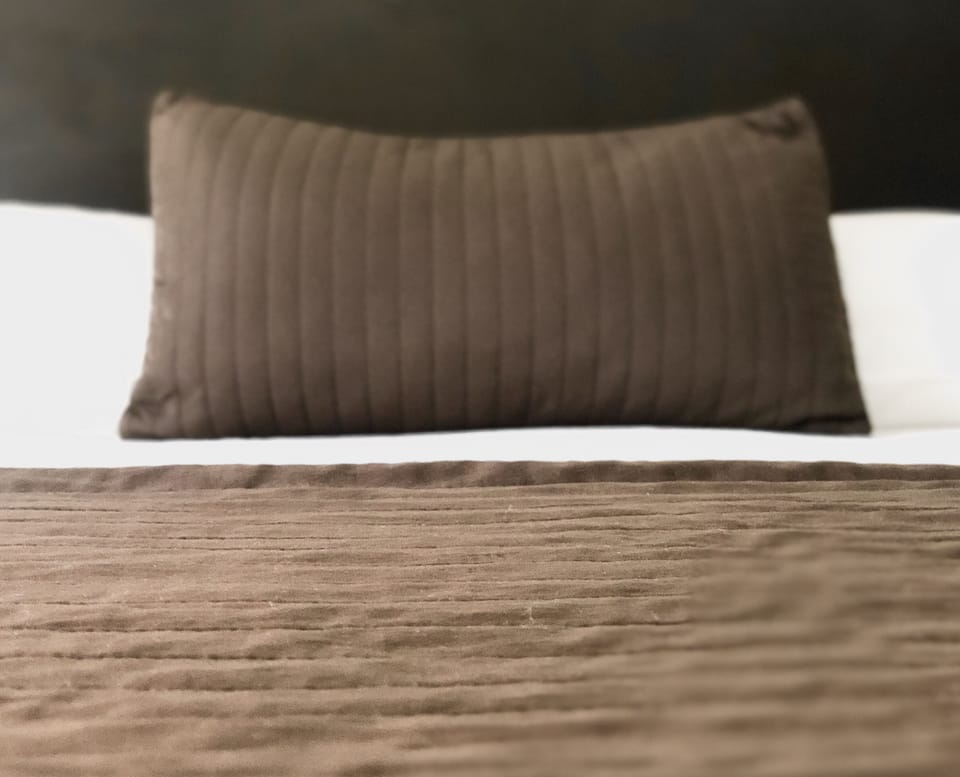 Executive Studio | In-room safe, desk, laptop workspace, blackout drapes