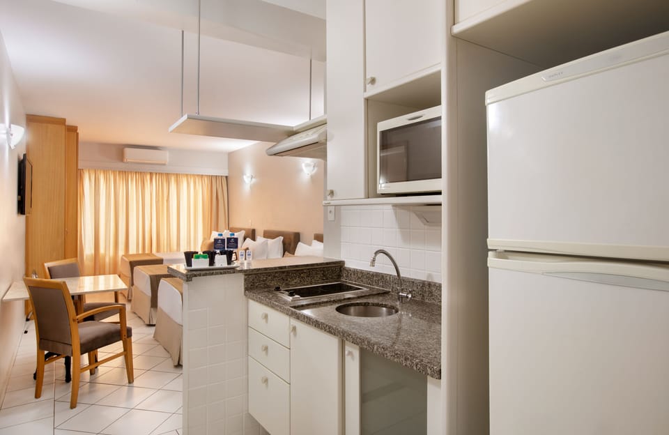 Deluxe Triple Room, 3 Twin Beds | Private kitchen | Fridge, microwave, stovetop, cookware/dishes/utensils