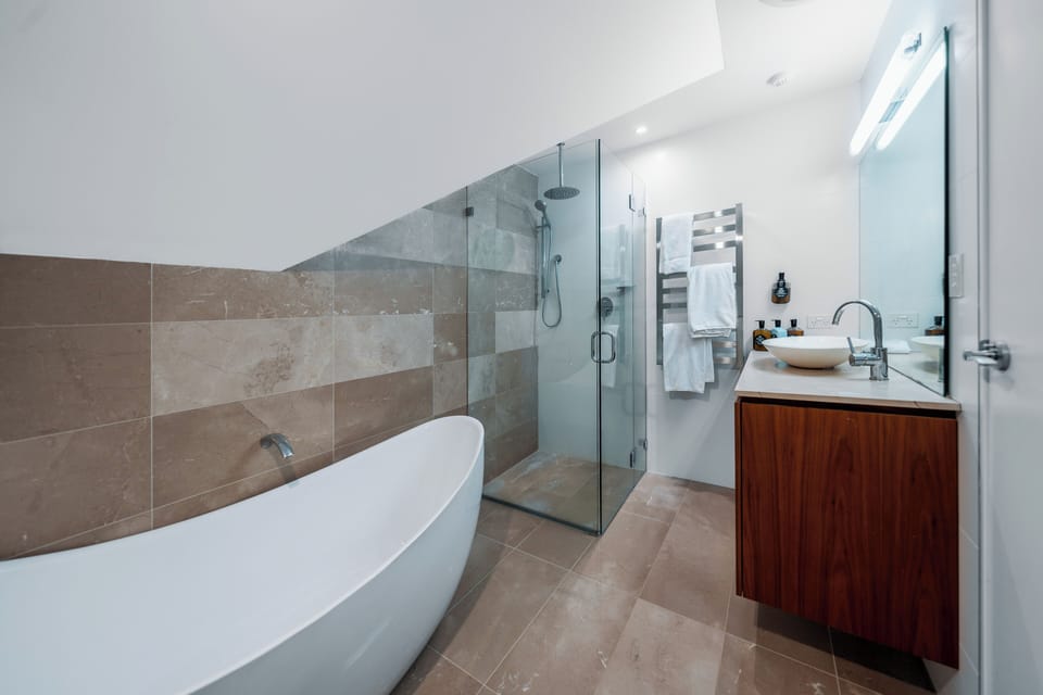 Luxury Two Bedroom Penthouse (Opera House View) | Bathroom | Free toiletries, hair dryer, towels