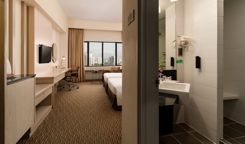 Premier Twin Room | In-room safe, desk, iron/ironing board, WiFi (free)