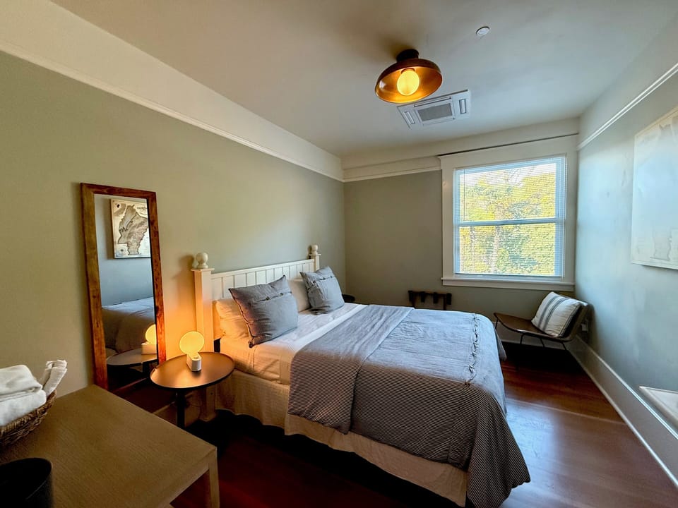 Standard Room, 1 Queen Bed, Shared Bathroom | Iron/ironing board, free WiFi, bed sheets