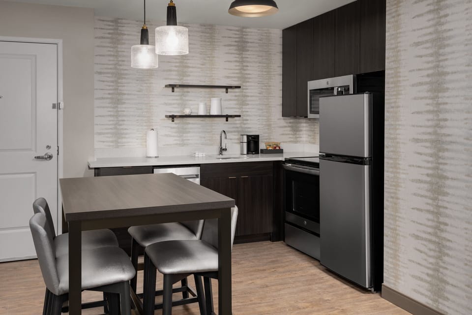 Suite, 2 Bedrooms | Private kitchen | Microwave