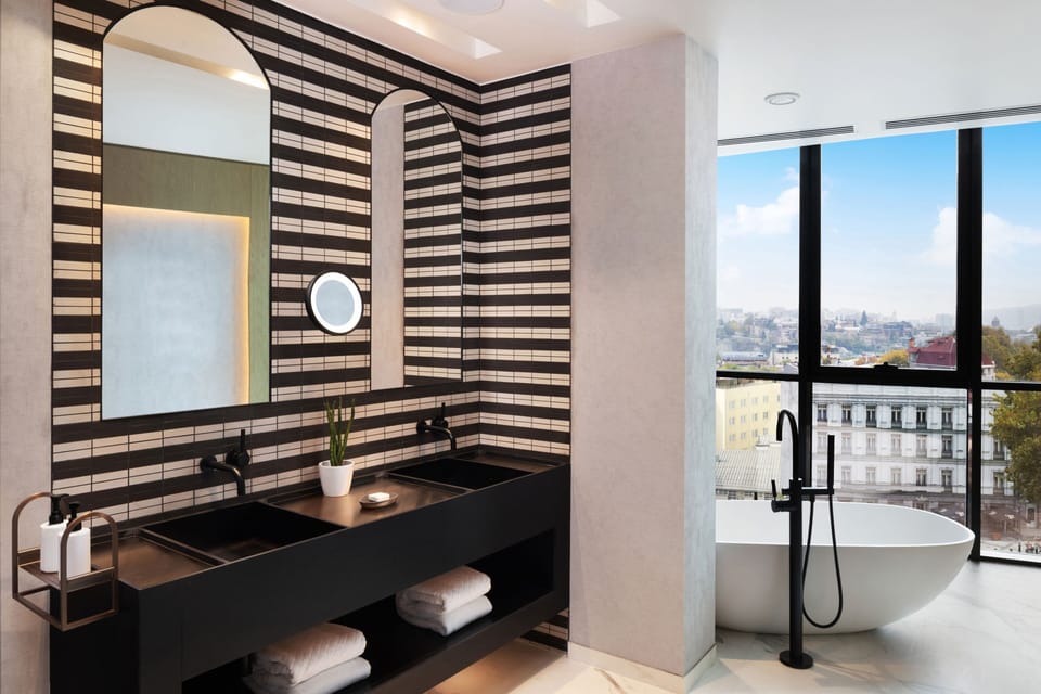 Executive Suite, 1 King Bed | Bathroom | Towels