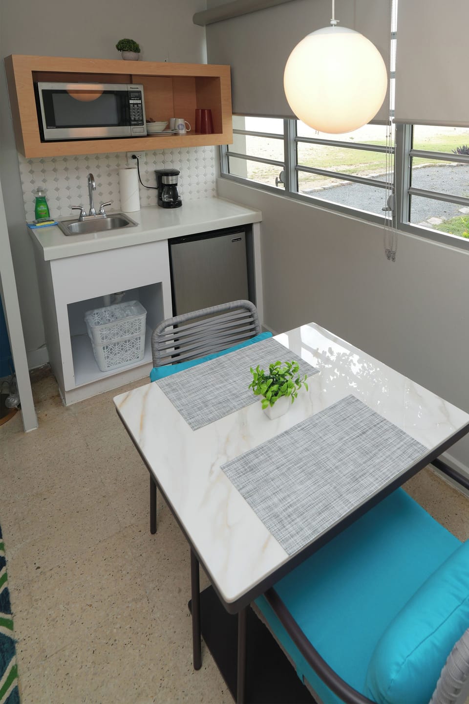 Fridge, coffee/tea maker