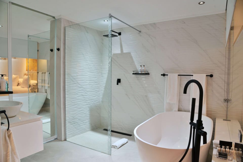 Luxury Double or Twin Room | Bathroom shower
