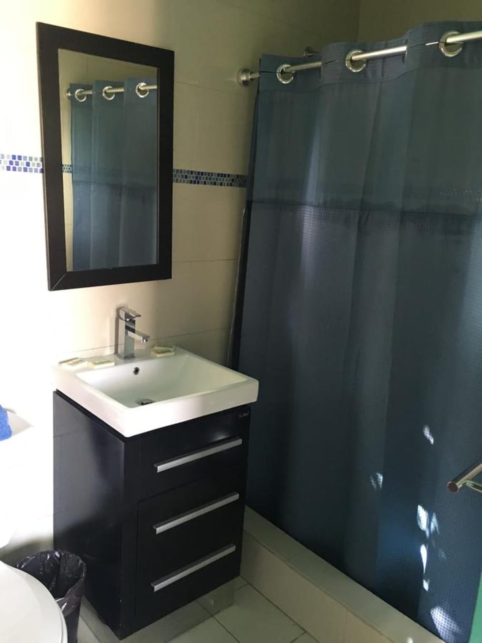 Shower, free toiletries, towels