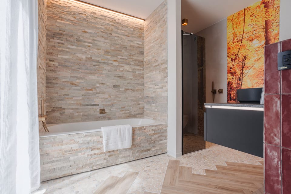 Deluxe Double Room (Red Bee Room) | Bathroom | Rainfall showerhead, designer toiletries, hair dryer, towels