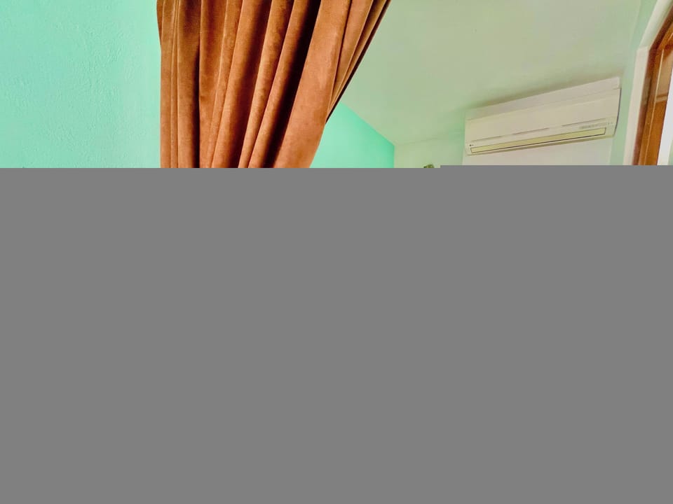 Junior Suite, 1 King Bed | Bathroom | Free toiletries, hair dryer, towels