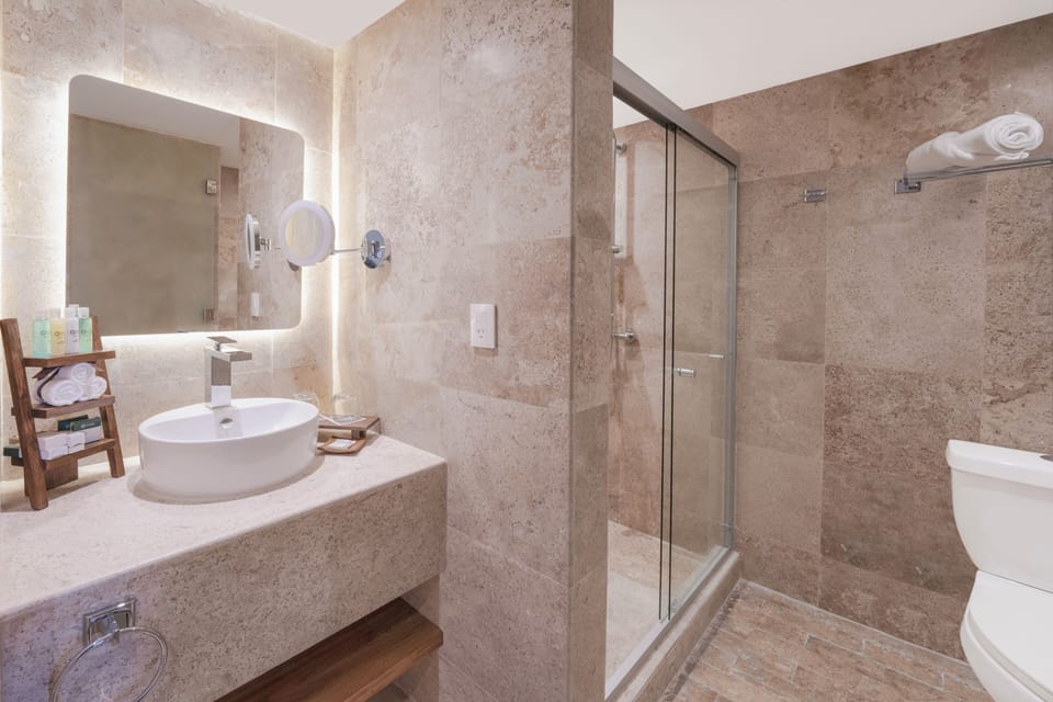 Standard Room | Bathroom | Shower, free toiletries, hair dryer, towels