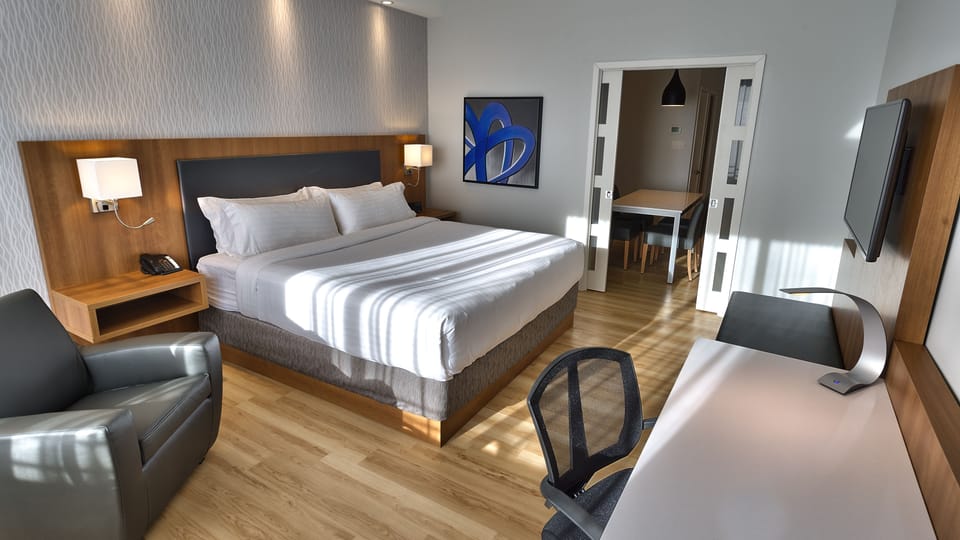 Suite, 1 King Bed | Premium bedding, desk, blackout drapes, iron/ironing board