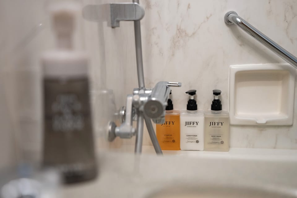 Junior Twin Room Non Smoking | Bathroom | Combined shower/tub, deep soaking tub, free toiletries, hair dryer