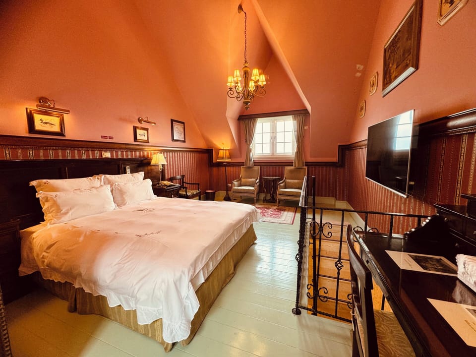 Deluxe Penthouse | In-room safe, individually decorated, desk, blackout drapes