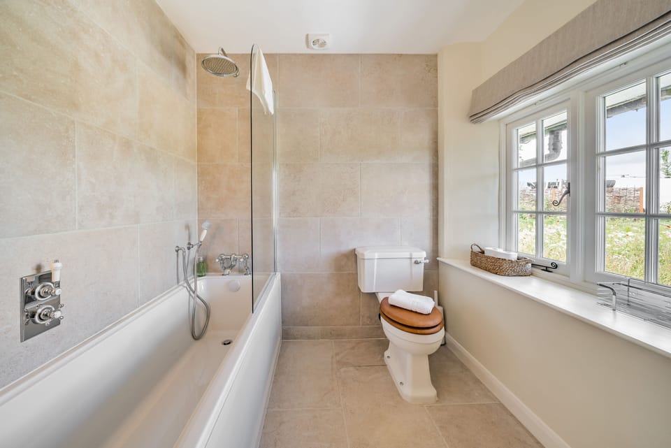 Crumpet Cottage, Chebbard: The bath with overhead shower