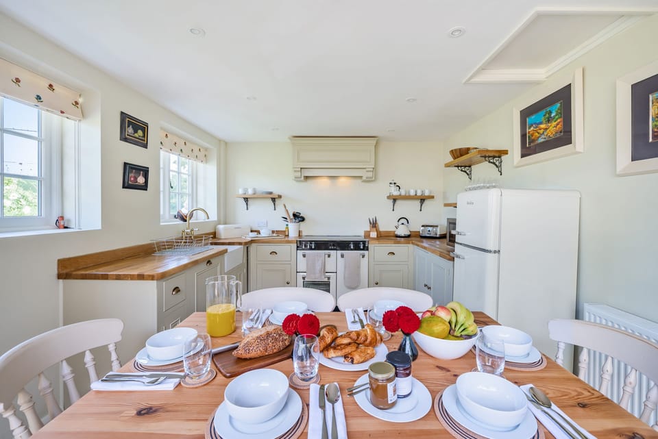Crumpet Cottage, Chebbard: The range style cooker is ideal for preparing tasty meals