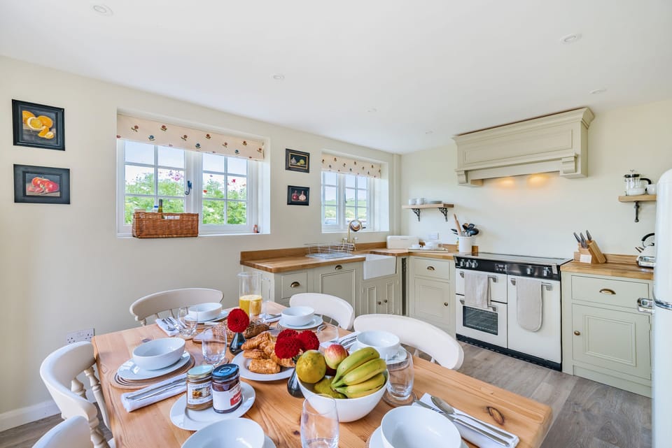 Crumpet Cottage, Chebbard: The well-equipped kitchen and dining area
