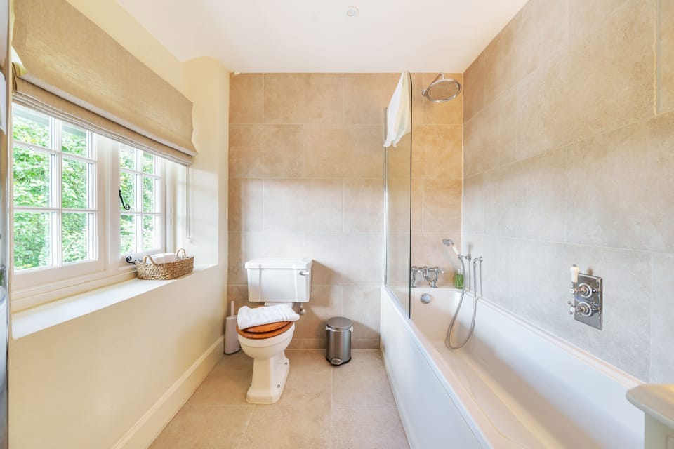 Cosy Cottage, Chebbard, Dorchester: The family bathroom, located on the first floor