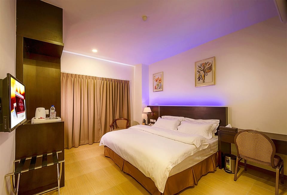 Deluxe King Room | Minibar, in-room safe, desk, free WiFi