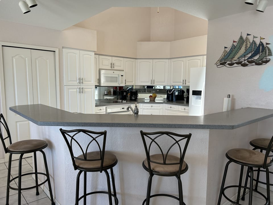 Breakfast bar with seating for five