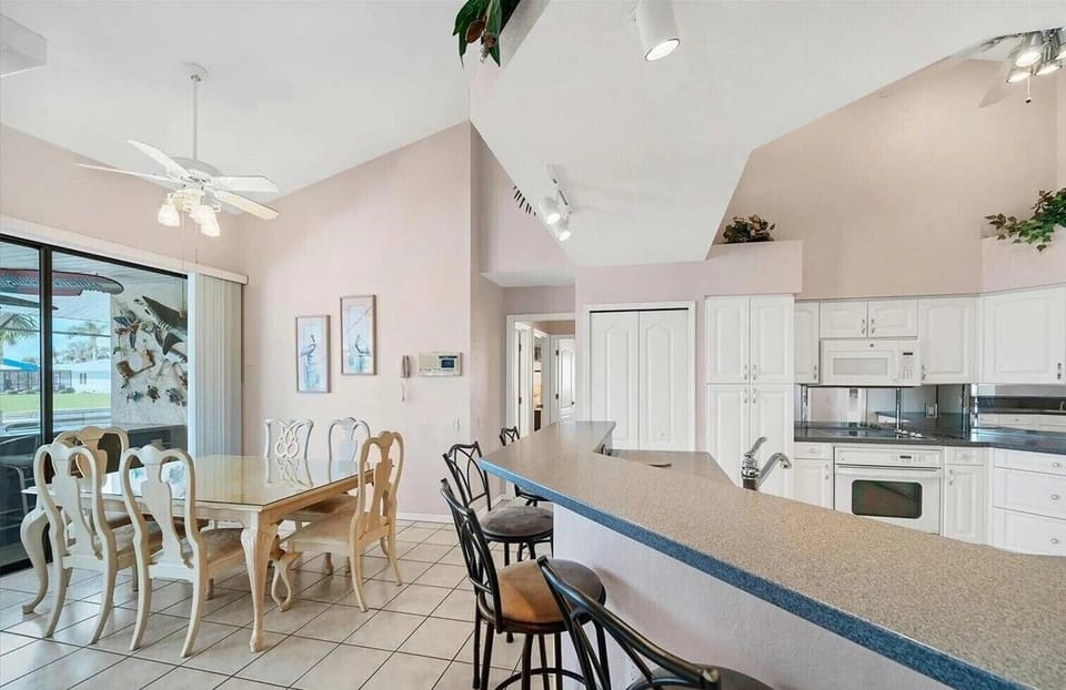 Kitchen, breakfast bar, and breakfast room