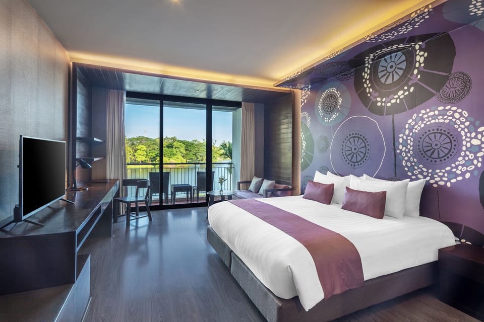 Deluxe Room, 1 Double Bed, Non Smoking | In-room safe, desk, blackout drapes, free cribs/infant beds