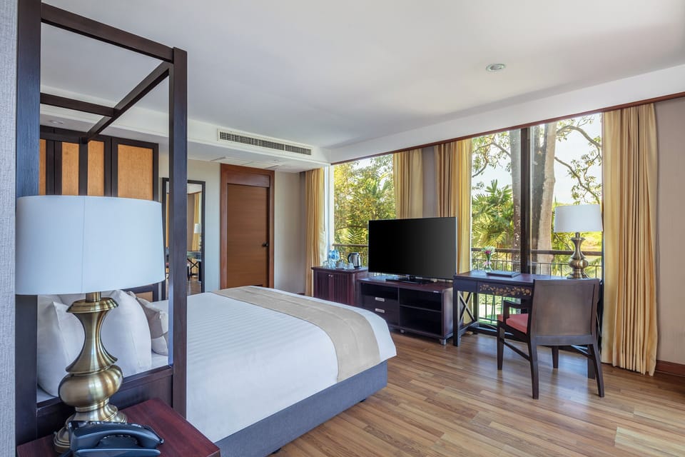 Suite, 1 Double Bed, Non Smoking | In-room safe, desk, blackout drapes, free cribs/infant beds
