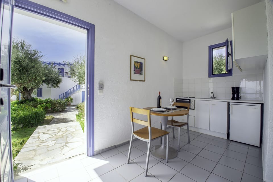 Family Studio | Private kitchen | Fridge, microwave, stovetop, coffee/tea maker