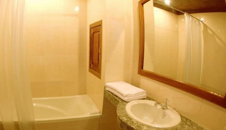 Combined shower/tub, deep soaking tub, free toiletries, hair dryer