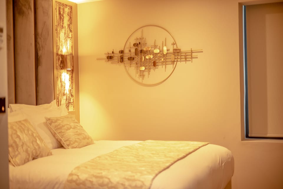 Standard Room, 1 King Bed | Bathroom | Rainfall showerhead, hair dryer, slippers, towels