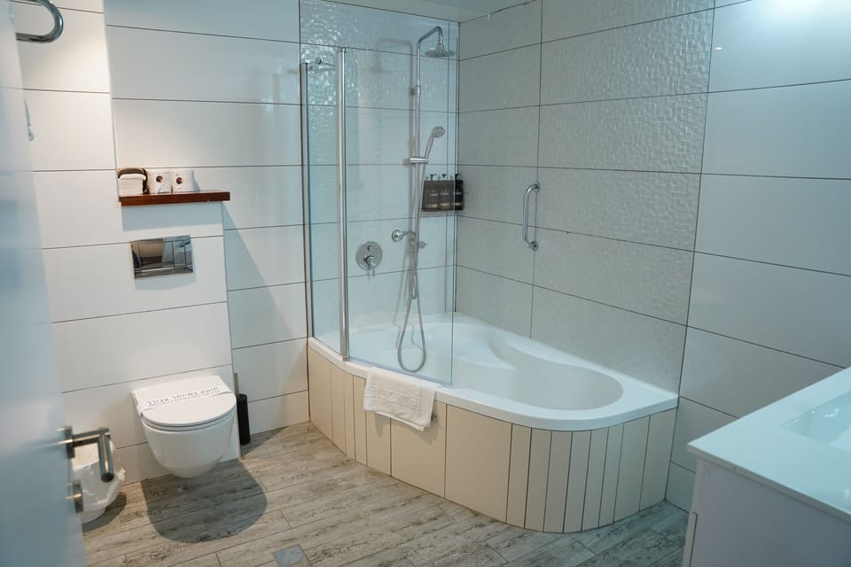Classic Family | Bathroom | Free toiletries, hair dryer, towels, soap