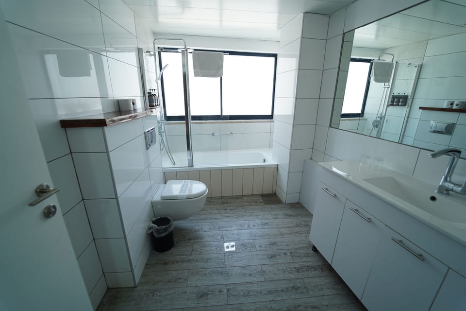 Grand Classic | Bathroom | Free toiletries, hair dryer, towels, soap