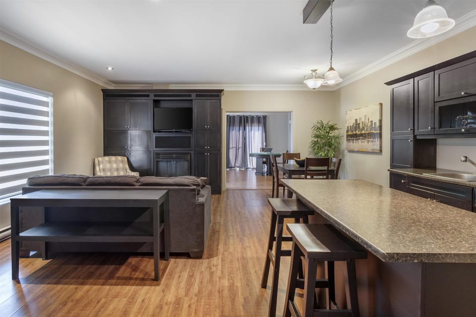 Suite, 1 King Bed with Sofa bed, Non Smoking, Jetted Tub (with Sofabed) | Private kitchenette | Microwave, coffee/tea maker