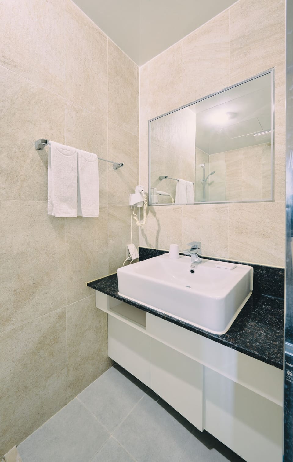 Bathroom sink