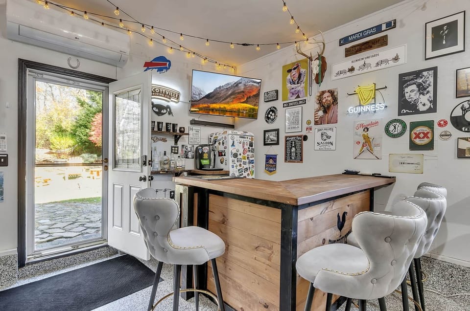 Bar seating and laid-back après-ski atmosphere