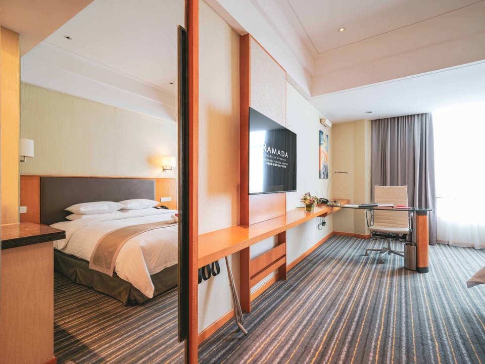 Deluxe Room, 1 King Bed, Non Smoking | Minibar, in-room safe, desk, soundproofing