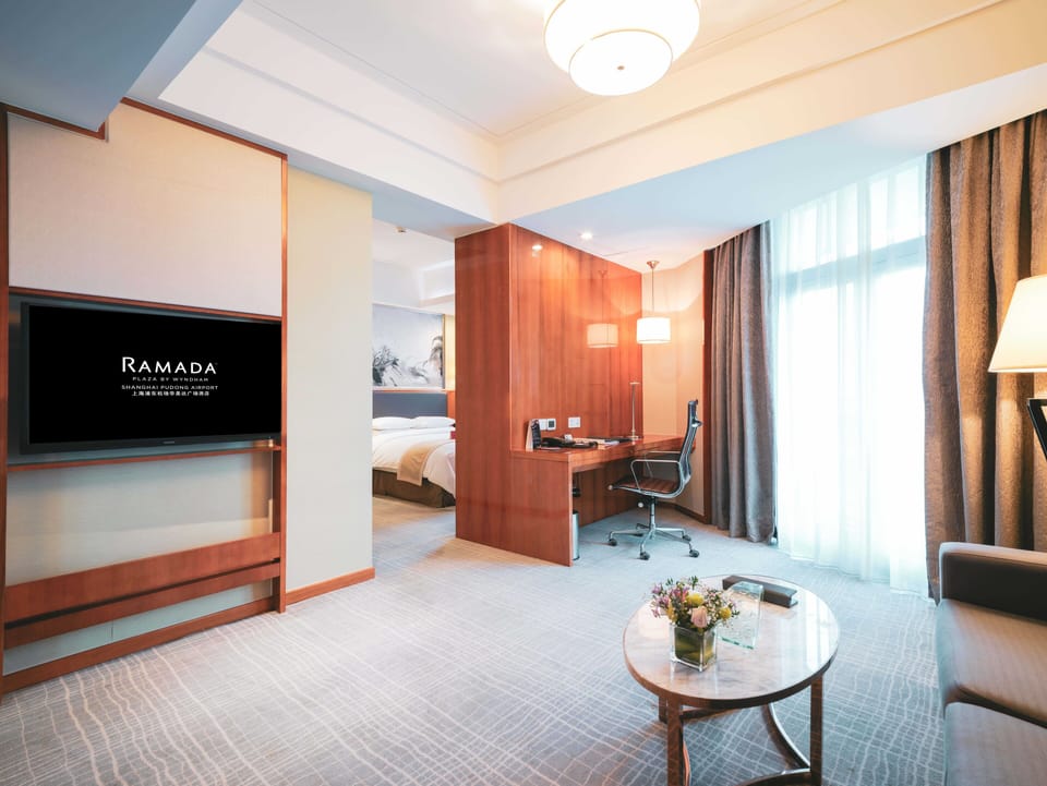 Suite, 1 King Bed, Non Smoking | Minibar, in-room safe, desk, soundproofing