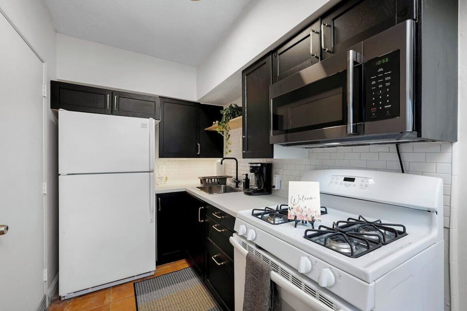 Stunning and Cozy Fully-Stocked Modern Kitchen