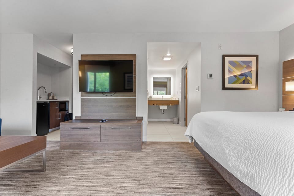 In-room safe, desk, iron/ironing board, free cribs/infant beds
