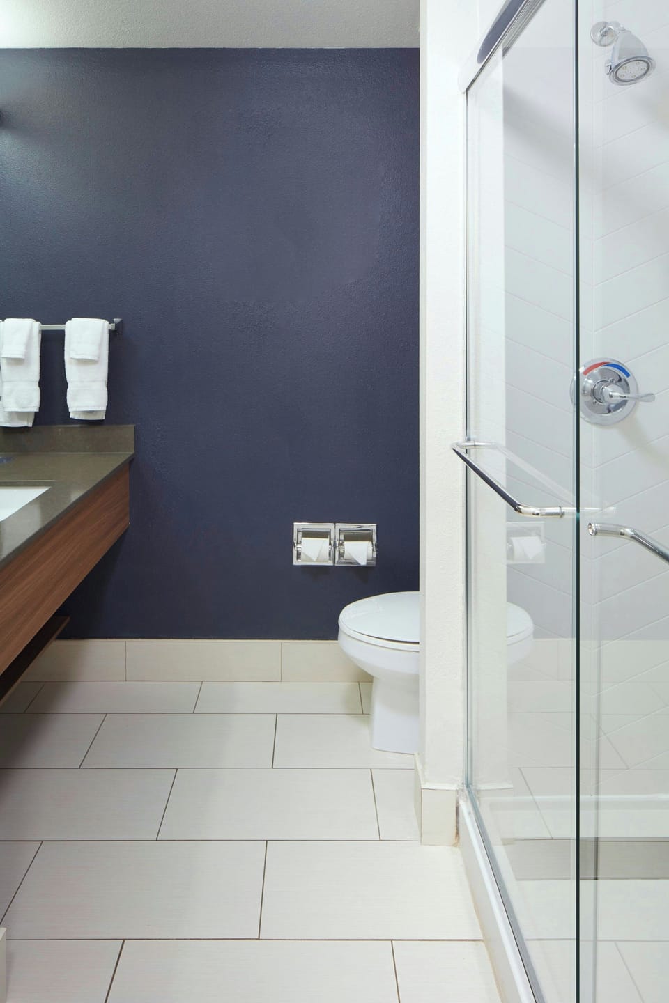 Combined shower/tub, free toiletries, hair dryer, towels