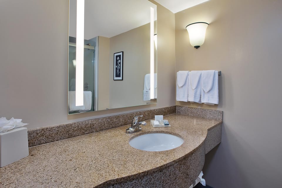 Combined shower/tub, designer toiletries, hair dryer, towels