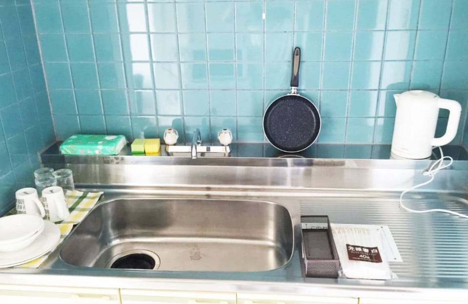 Basic Room, 2 Twin Beds, Non Smoking, Balcony | Private kitchen | Fridge, microwave, stovetop, cookware/dishes/utensils