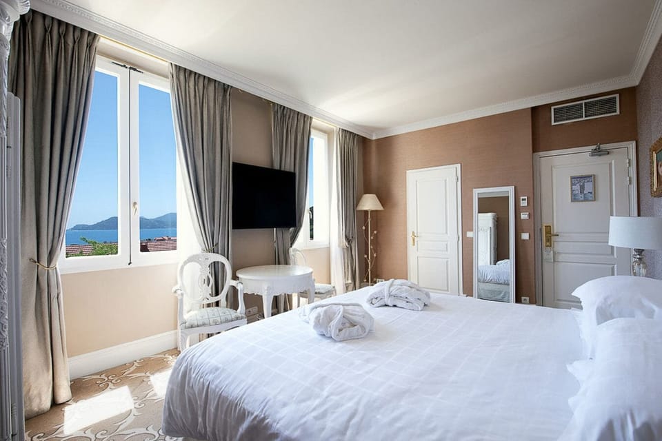Executive Room | Premium bedding, free minibar, in-room safe, desk