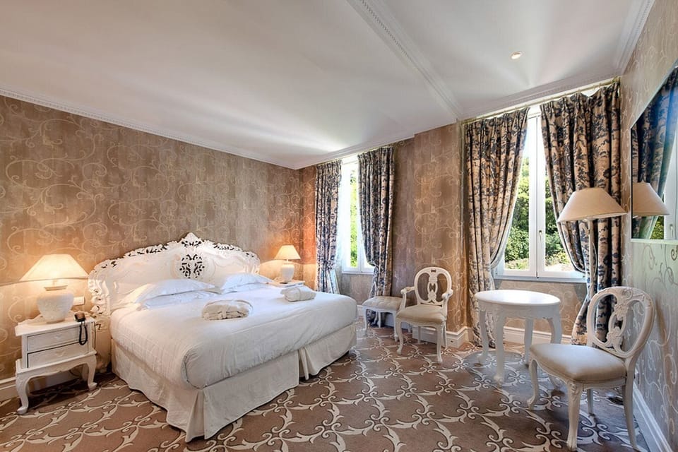 Premium bedding, free minibar, in-room safe, desk